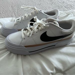 Nike sneakers worn only 1 time